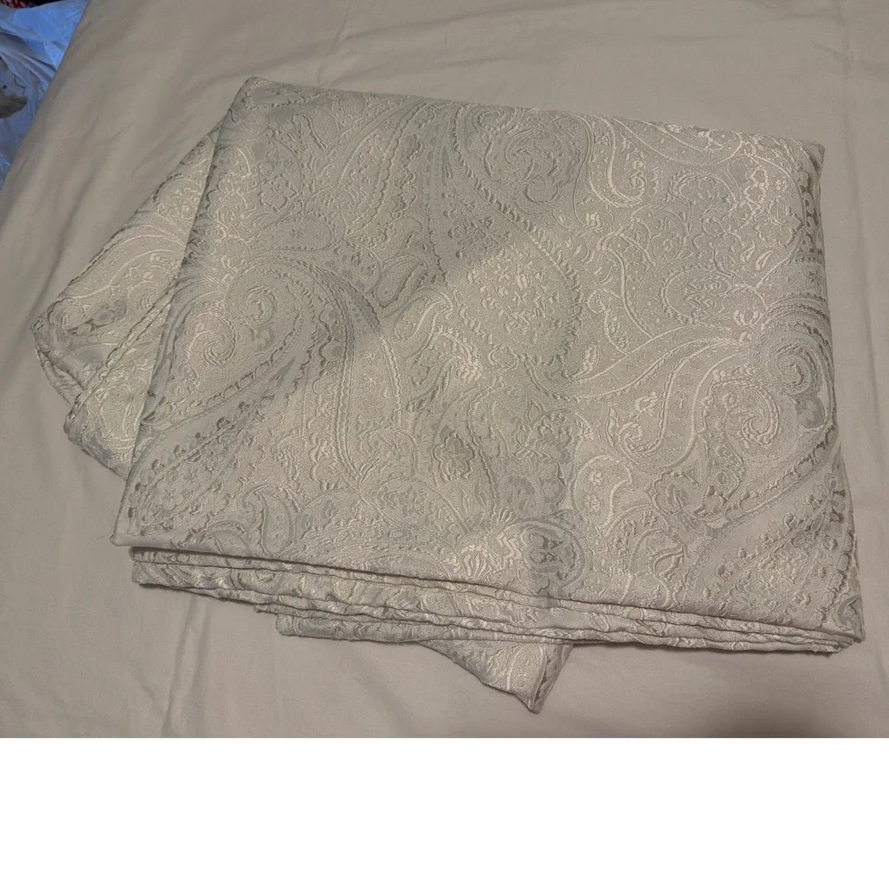 Waterford Fine Linens White Paisley Damask Rectangular Tablecloth‎ 70x126